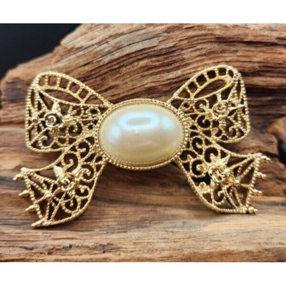 1928 Brand 3" Goldtone Filigree Bow with Large Faux Pearl Carbochon - Picture 1 of 2